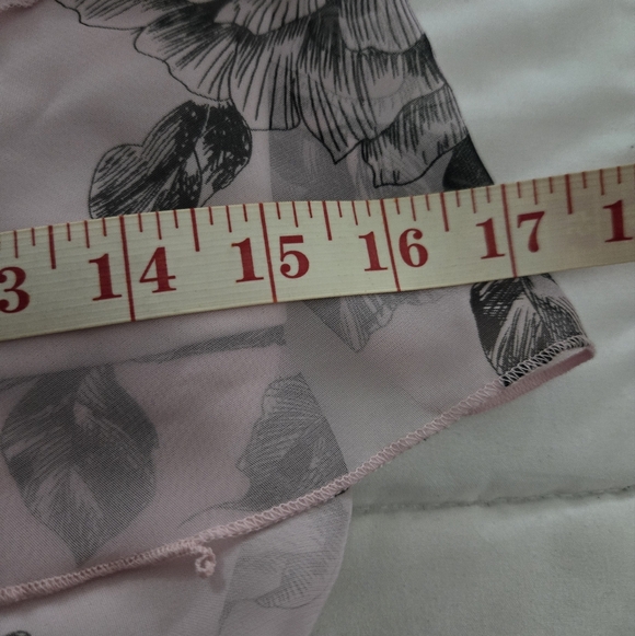 🔥 2/$9 or 3/$13 Xhilaration Pink Floral Ruffle Top - Picture 6 of 7